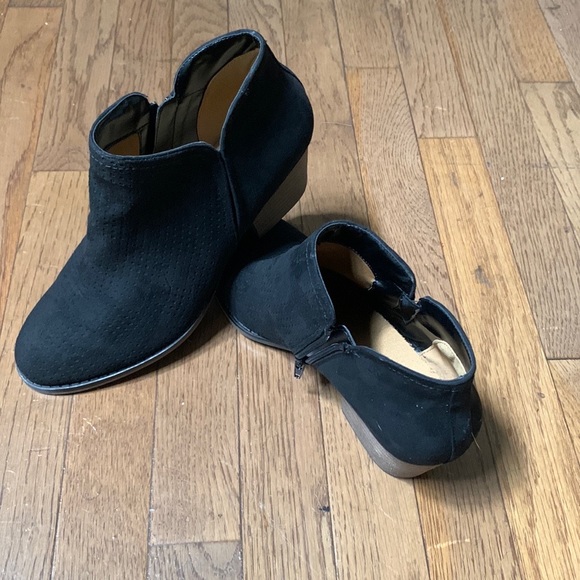 Fergie Bianca Perf Ankle Bootie _ Size 10 M - Picture 9 of 12